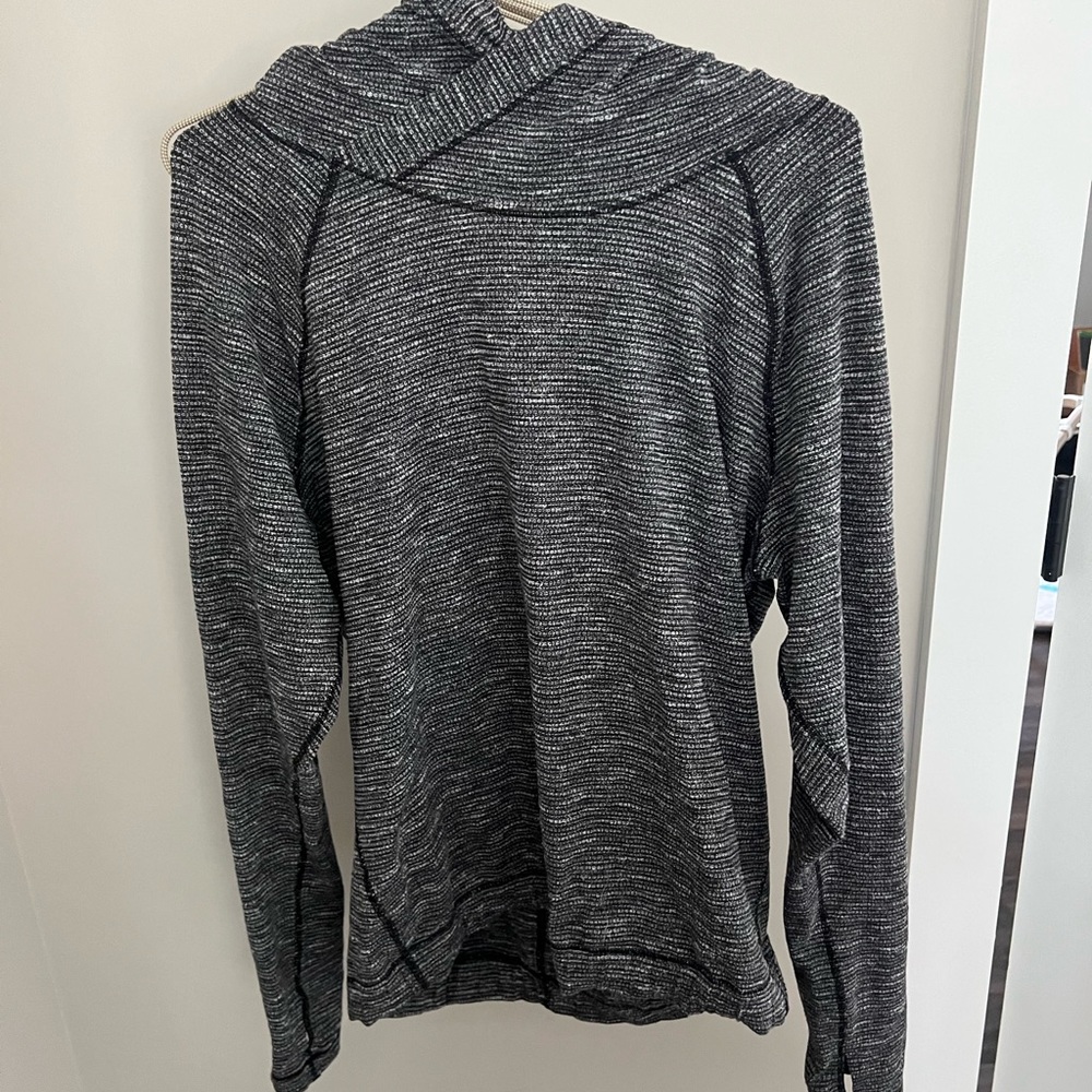 Women’s Abercrombie pullover Size 6